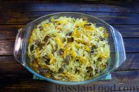 Фото приготовления рецепта: Капуста, тушенная в духовке, с грибами и сметанно-майонезным соусом - шаг №14