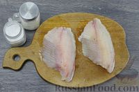 Фото приготовления рецепта: Рыба, запечённая с помидорами, яйцами и сыром - шаг №3