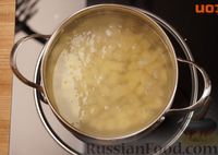 Фото приготовления рецепта: Сырный суп с рыбными консервами и пшеном - шаг №5