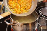 Фото приготовления рецепта: Сырный суп с рыбными консервами и пшеном - шаг №8