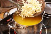 Фото приготовления рецепта: Сырный суп с рыбными консервами и пшеном - шаг №11