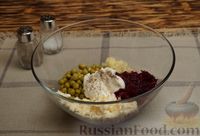 Фото приготовления рецепта: Салат со свёклой, плавленым сыром и зелёным горошком - шаг №6