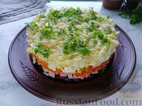 Фото приготовления рецепта: Слоёный салат с колбасой, фасолью, морковью и сыром - шаг №12