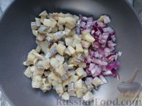 Фото приготовления рецепта: Закуска из свёклы с сельдью, луком и яблоком - шаг №3