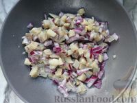 Фото приготовления рецепта: Закуска из свёклы с сельдью, луком и яблоком - шаг №4