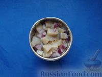 Фото приготовления рецепта: Закуска из свёклы с сельдью, луком и яблоком - шаг №13