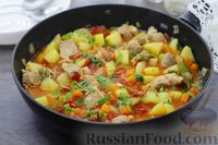 Фото приготовления рецепта: Жаркое из свинины с картофелем и томатным соусом - шаг №12
