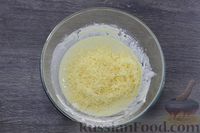 Фото приготовления рецепта: Сырные блины с луковым припёком - шаг №7