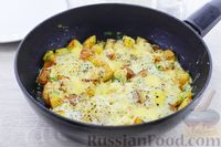 Фото к рецепту: Яичница с жареной картошкой и сыром