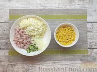 Фото приготовления рецепта: Салат "Кролик" с ветчиной, рисом, кукурузой и огурцом - шаг №6
