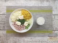 Фото приготовления рецепта: Салат "Кролик" с ветчиной, рисом, кукурузой и огурцом - шаг №7
