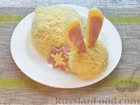 Фото приготовления рецепта: Салат "Кролик" с ветчиной, рисом, кукурузой и огурцом - шаг №15
