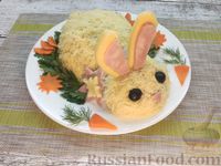 Фото приготовления рецепта: Салат "Кролик" с ветчиной, рисом, кукурузой и огурцом - шаг №16