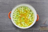 Фото приготовления рецепта: Куриный суп с макаронами и кабачками - шаг №6