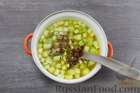 Фото приготовления рецепта: Куриный суп с макаронами и кабачками - шаг №8