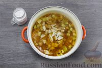 Фото приготовления рецепта: Куриный суп с макаронами и кабачками - шаг №10