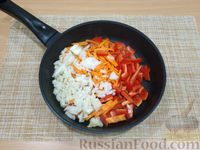 Фото приготовления рецепта: Цветная капуста, тушенная со сладким перцем в томатном соусе - шаг №3