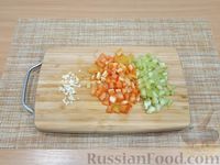 Фото приготовления рецепта: Лапша с тушёнкой и овощами (на сковороде) - шаг №4