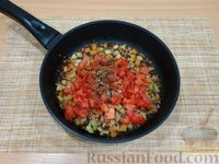 Фото приготовления рецепта: Лапша с тушёнкой и овощами (на сковороде) - шаг №7