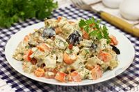 Фото к рецепту: Салат с курицей, жареными баклажанами и болгарским перцем