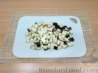 Фото приготовления рецепта: Салат с курицей, жареными баклажанами и болгарским перцем - шаг №4