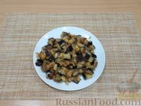 Фото приготовления рецепта: Салат с курицей, жареными баклажанами и болгарским перцем - шаг №8