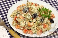 Фото приготовления рецепта: Салат с курицей, жареными баклажанами и болгарским перцем - шаг №15