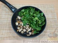 Фото приготовления рецепта: Омлет с грибами и шпинатом - шаг №5