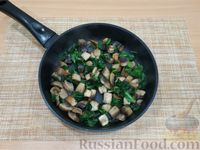 Фото приготовления рецепта: Омлет с грибами и шпинатом - шаг №6