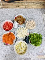 Фото приготовления рецепта: Салат с курицей, сыром, помидорами и морковью по-корейски - шаг №1