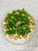Фото приготовления рецепта: Салат с курицей, сыром, помидорами и морковью по-корейски - шаг №10