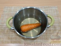 Фото приготовления рецепта: Слоёный салат с курицей, морковью, маринованными огурцами и сыром - шаг №4