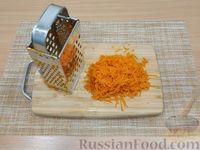 Фото приготовления рецепта: Слоёный салат с курицей, морковью, маринованными огурцами и сыром - шаг №6