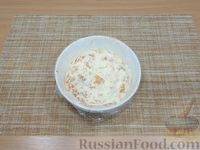 Фото приготовления рецепта: Слоёный салат с курицей, морковью, маринованными огурцами и сыром - шаг №7