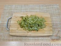 Фото приготовления рецепта: Слоёный салат с курицей, морковью, маринованными огурцами и сыром - шаг №10