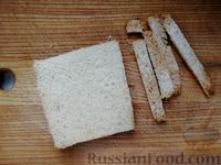 Фото приготовления рецепта: Яичница с беконом и сыром в хлебной корзинке (в духовке) - шаг №2