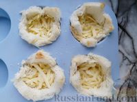 Фото приготовления рецепта: Яичница с беконом и сыром в хлебной корзинке (в духовке) - шаг №5