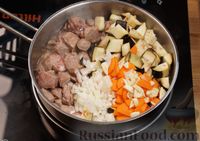Фото приготовления рецепта: Рагу из говядины с баклажанами, помидорами и вином - шаг №6