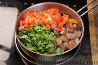 Фото приготовления рецепта: Рагу из говядины с баклажанами, помидорами и вином - шаг №8