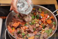 Фото приготовления рецепта: Рагу из говядины с баклажанами, помидорами и вином - шаг №9