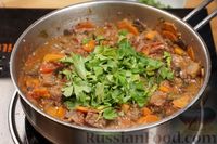 Фото приготовления рецепта: Рагу из говядины с баклажанами, помидорами и вином - шаг №11