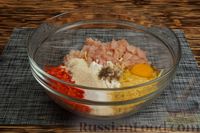 Фото приготовления рецепта: Рубленые куриные котлеты с болгарским перцем и сыром - шаг №5