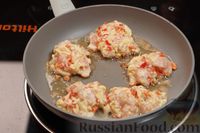 Фото приготовления рецепта: Рубленые куриные котлеты с болгарским перцем и сыром - шаг №7
