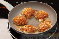 Фото приготовления рецепта: Рубленые куриные котлеты с болгарским перцем и сыром - шаг №8