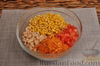 Фото приготовления рецепта: Салат с кукурузой, фасолью, морковью по-корейски и помидором - шаг №4