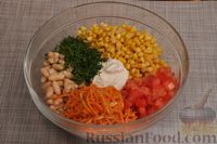 Фото приготовления рецепта: Салат с кукурузой, фасолью, морковью по-корейски и помидором - шаг №5