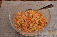 Фото приготовления рецепта: Салат с кукурузой, фасолью, морковью по-корейски и помидором - шаг №6