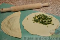 Фото приготовления рецепта: Чебуреки-пирожки на молоке с начинкой из яиц и зелени - шаг №9