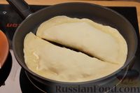 Фото приготовления рецепта: Чебуреки-пирожки на молоке с начинкой из яиц и зелени - шаг №10