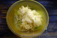 Фото приготовления рецепта: Картофельные драники с сыром, зелёным луком и чесноком (в духовке) - шаг №5